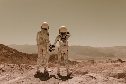 Mars'ı ve astronotları gösteren temsili bir fotoğraf.