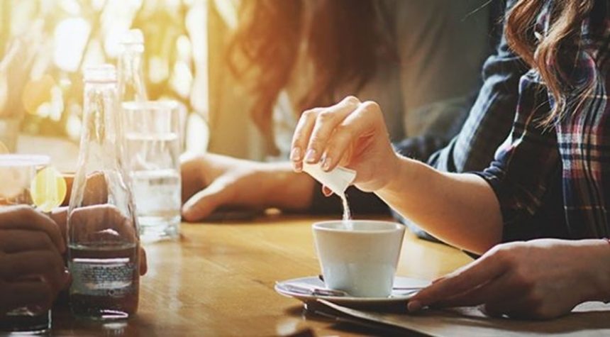 Yapılan bazı araştırmalar sonucu, bu tatlandırıcıların bağırsak mikrobiyotasını bozabileceği ve DNA’ya zarar verebileceği öne sürülmüştür. (Görsel: Pinterest)